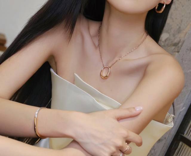 V金材质 分色电镀 Tiffany 蒂芙尼lock中号锁头项链tiffany 新款lock系列 极简风格任何首饰皆可搭配扣环利用“挂锁”机制别出心裁在中国有关“