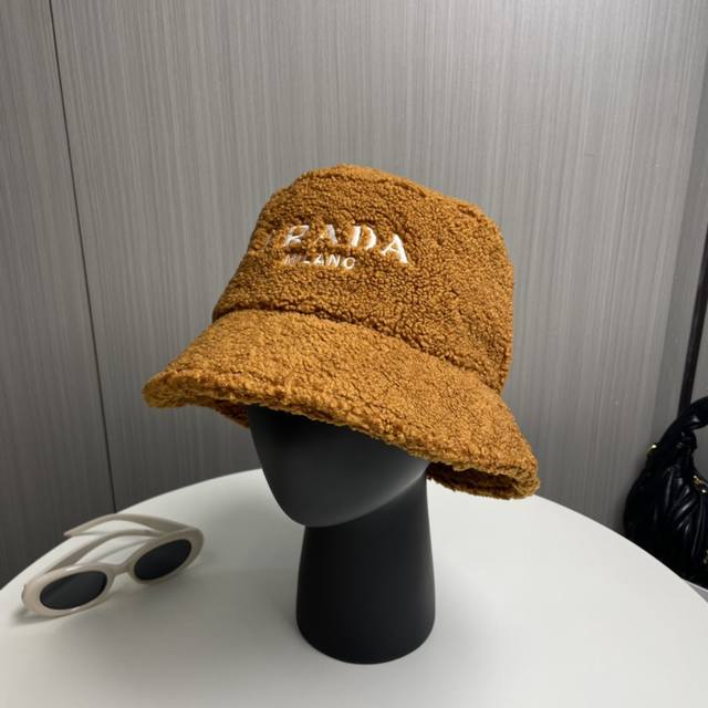 Prada 普拉达秋冬新款羊羔毛渔夫帽～ 完全是超级完美的诠释了甜酷风 简直太爱了 上头性感又帅气 双双在线！ 没有哪个女孩子拒绝的了毛绒绒的单品哦