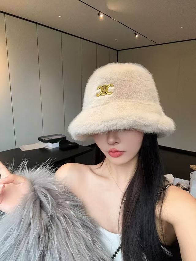 跑量 Celine～高版本渔夫帽！高级定制水貂绒，毛绒绒的面料，冬天真的太适合啦 专柜最的色系！