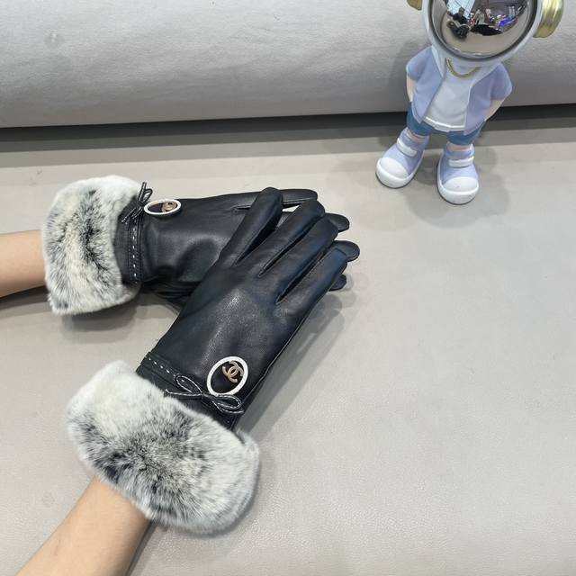 Chanel 香奈儿2024爱心秋冬懒兔毛羊皮手套手机触屏，值得对比同款不同品质，秒杀市场差产品，进口一级羊皮懒兔毛内里加绒 经典不过时款.喜欢可以入手了，这种