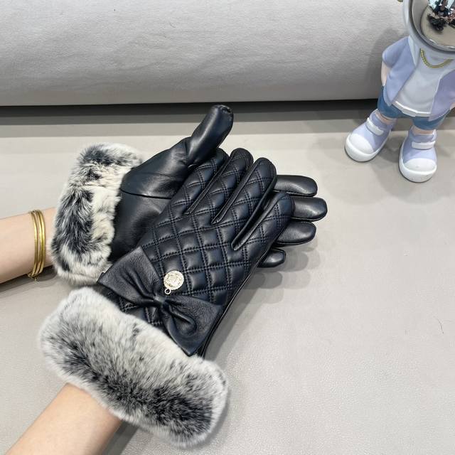Chanel 香奈儿2024秋冬懒兔毛乱绣羊皮手套手机触屏，值得对比同款不同品质，秒杀市场差产品，进口一级羊皮懒兔毛内里加绒 经典不过时款.喜欢可以入手了，这种