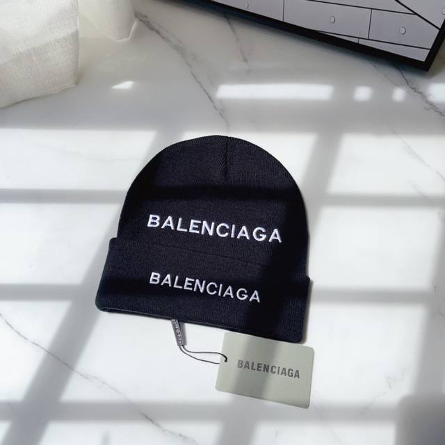 跑量 Balenciaga新款针织帽！ 经典版 高级感穿搭必入呀 今年出的新色系，眼前一亮的感觉 越看越好看系列 厚度拿捏的刚刚好，一点也不臃肿！集美们冲