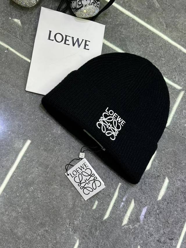 跑量 Loewe～新款针织帽 简约而不失格调，轻松搭配你的每一件冬装，纯色百搭情侣帽