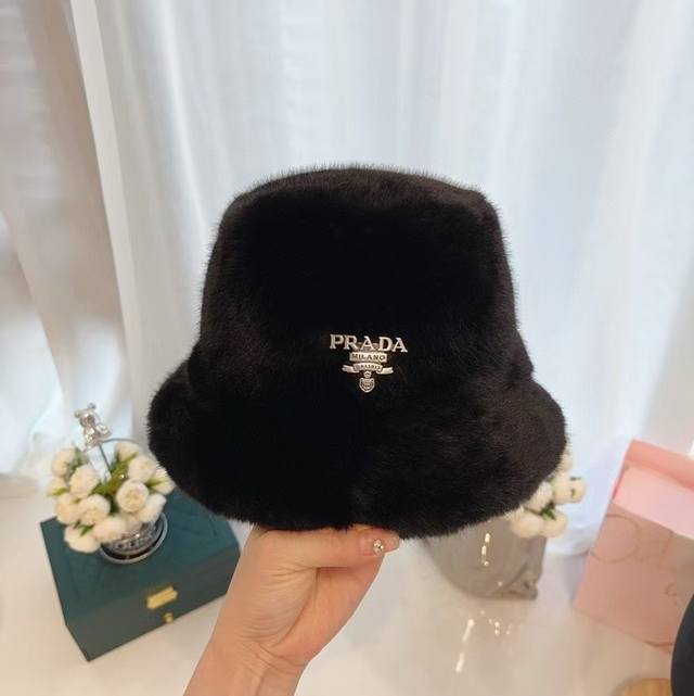 跑量 Prada～高版本渔夫帽！高级定制水貂绒，毛绒绒的面料，冬天真的太适合啦 专柜最的色系！