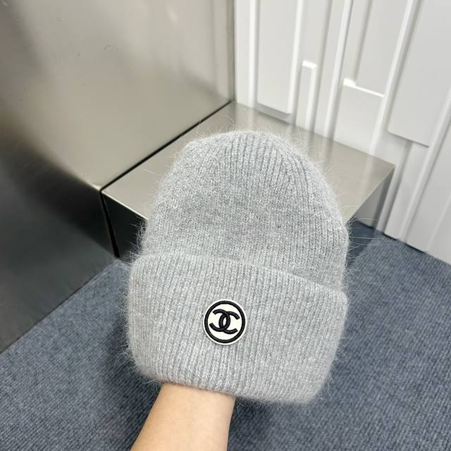 跑量 Chanel～新款兔毛今年真的绝绝子，颜色很干净！冬天人手必备一顶加厚版本兔毛帽