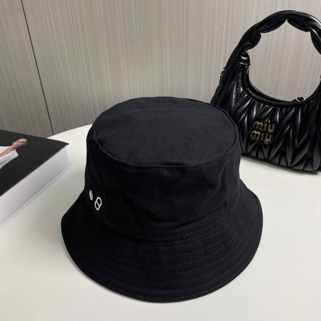 爱马仕Hermes 限量棉质帆布女士渔夫帽，官网原版里布，内部饰有艾利亚斯.卡夫洛斯 Eiias Kafouros 设计的“Funnyice Cream”徽章，