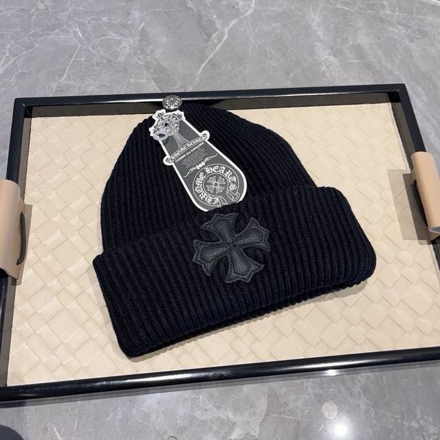 克罗心毛线帽，也太显脸小了吧 不管你是长脸圆脸还是方脸都可以轻松驾驭因为帽子很厚实所以显得脸很小精致又可爱 时尚街头风，黑白时尚百搭配色｜秋冬帽子推荐