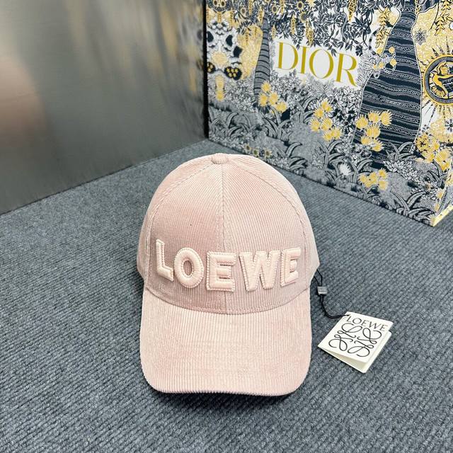 跑量 Loewe～新款男女灯芯绒棒球帽 超级百搭的一个款，灯芯绒质感很好，不厚戴着不热。 头围:57Cm左右