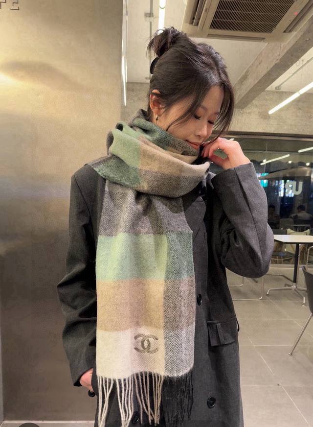Chanel 香奈儿新款羔羊绒围巾好看的要疯掉了，太有型太有魅力了非常亮眼的秋冬单品，让你轻轻松松做C位！真的很喜欢，非常跳跃的颜色设计 上身效果无敌 %羔绒，