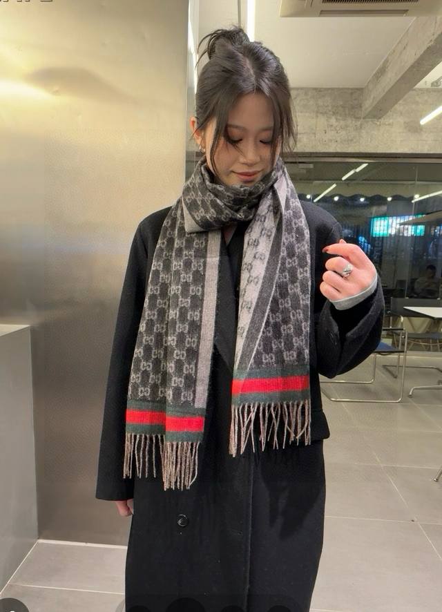 古奇新款双G羊羔毛提花围巾 重磅来袭 时尚双G提花 低调中不失品牌魅力，围巾一侧采用红绿织带，干练百搭 敲Nice！男女同款 材料 %羊羔毛，非常细腻亲肤 柔和