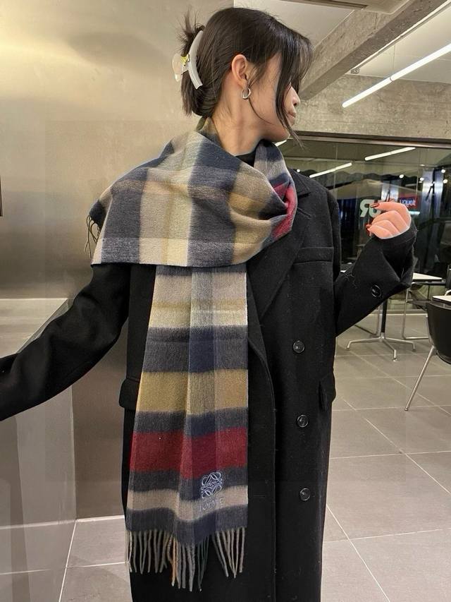 罗意威Loewe 男女围巾 怒赞自留，难得的高端货！家属福利！非常正的围巾~面料大爱，非常柔软细腻舒服，轻度水波纹！大气简约，超级好看的配色，任何男女都会喜欢的