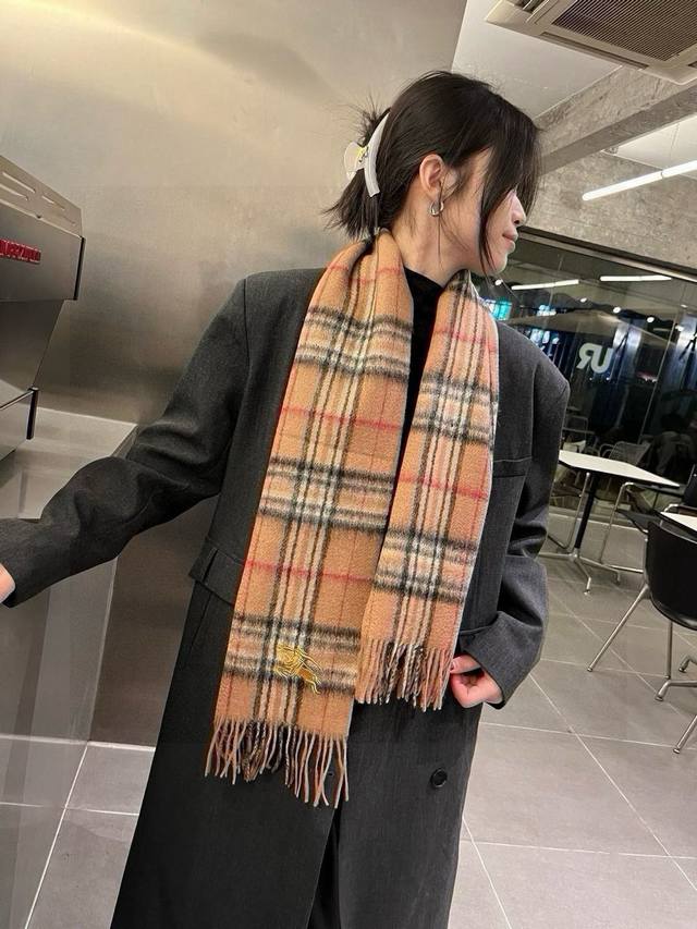 Burberry巴宝莉羊绒围巾 小尺寸版本 。原单出口订单尾货，专柜在售3000+ 万年经典色！英伦风秋冬百搭款！克什米尔高原山羊绒 手感柔软细腻 保暖度级棒