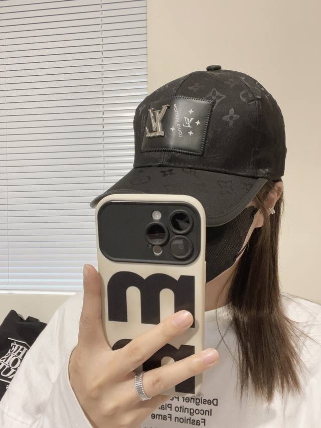 Lv 新款棒球帽 高品质定制！这款必定是极简主义的最爱 干净，利索，时尚百搭，绝对不挑脸型！ 属于时尚经典的万年款！