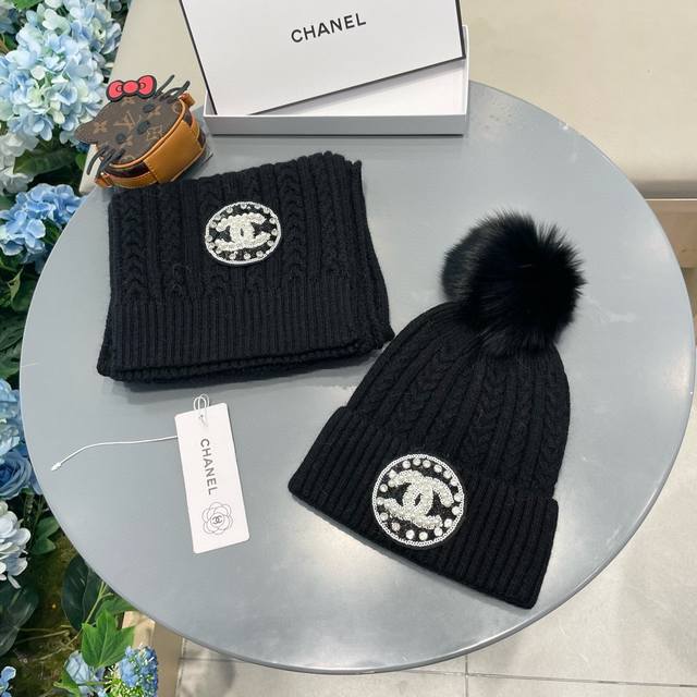 香奈儿Chanel小红书爆款，官网新品经典套装帽子！帽子围巾！手感一级棒！暖暖哒超级舒服～这个冬天你就差这么一套装帽子啦～又保暖又时尚！欢迎选择