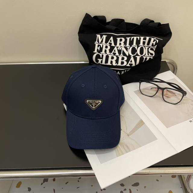 Prada 普拉达牛仔布倒三角棒球帽，秀场同款，面料柔软舒适 百搭休闲款，闭眼