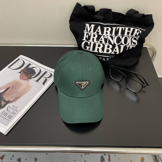 Prada 普拉达牛仔布倒三角棒球帽，秀场同款，面料柔软舒适 百搭休闲款，闭眼