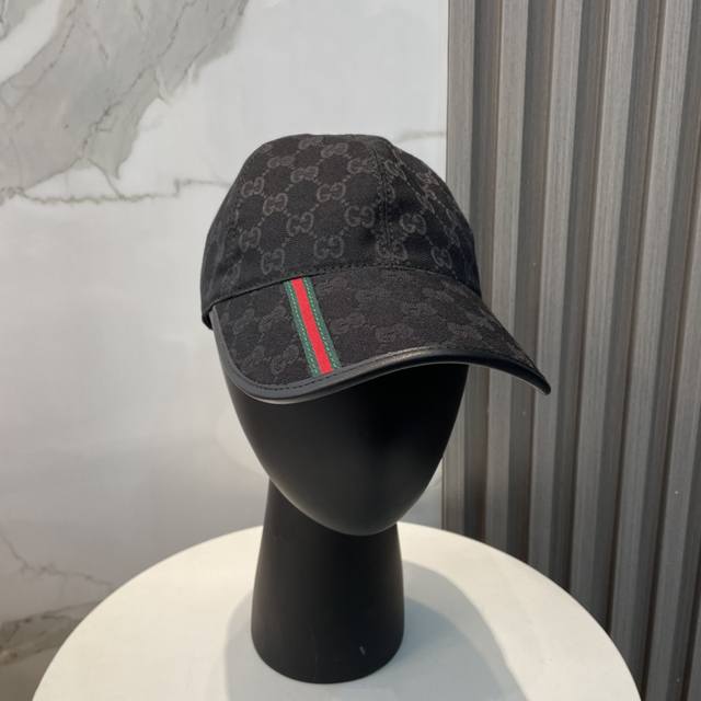 Gucci 古奇 经典原单棒球帽， 竖条小织带，1:1开模订制，原版帆布料+头层牛皮，真皮包边帅气时尚，代购热门，男女可用百搭款，质量超赞！基础头围56，贴片可