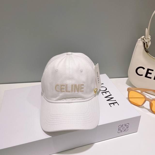 Celin* 赛琳Ss新款凯旋门刺绣棒球帽帽型完全按照定做。凯旋门图案章仔区别市面版本，大小及圈圈毛质感全部还原。定做帽子内里Logo织带