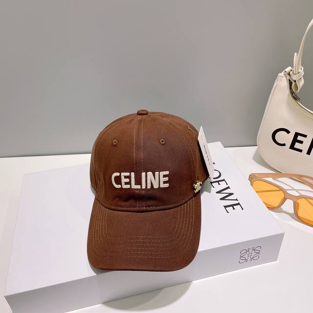 Celin* 赛琳Ss新款凯旋门刺绣棒球帽帽型完全按照定做。凯旋门图案章仔区别市面版本，大小及圈圈毛质感全部还原。定做帽子内里Logo织带