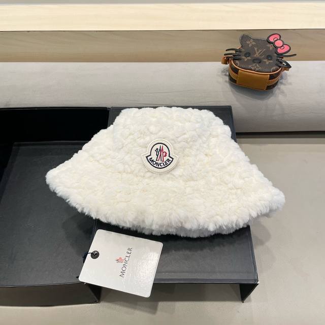 Moncler蒙口秋新款毛毛绒秋冬渔夫帽超火爆质感很赞，