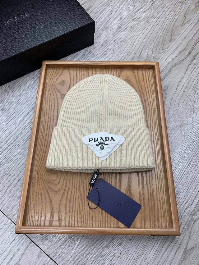 Prada家。 羊毛单帽 客供小羊毛！珍贵典藏的灵魂帽子！客供色纱.每个颜色都非常好看！经典！手感软腻. %羊毛 %兔毛。一只小羊精梳过的小羊仅能产出 - G的