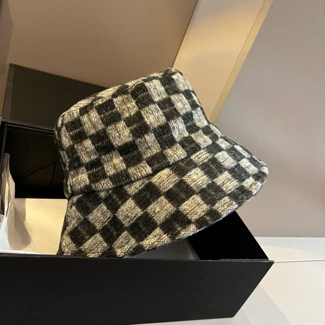 Lv路易威登棋盘格渔夫帽，头围57Cm