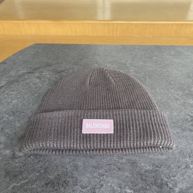 巴黎世家现货Balenciaga巴黎世家官网品质 非市场普通货，留意细节哦 秋冬新款字母Logo毛线帽子，男女同款针织帽气质高雅保暖舒适