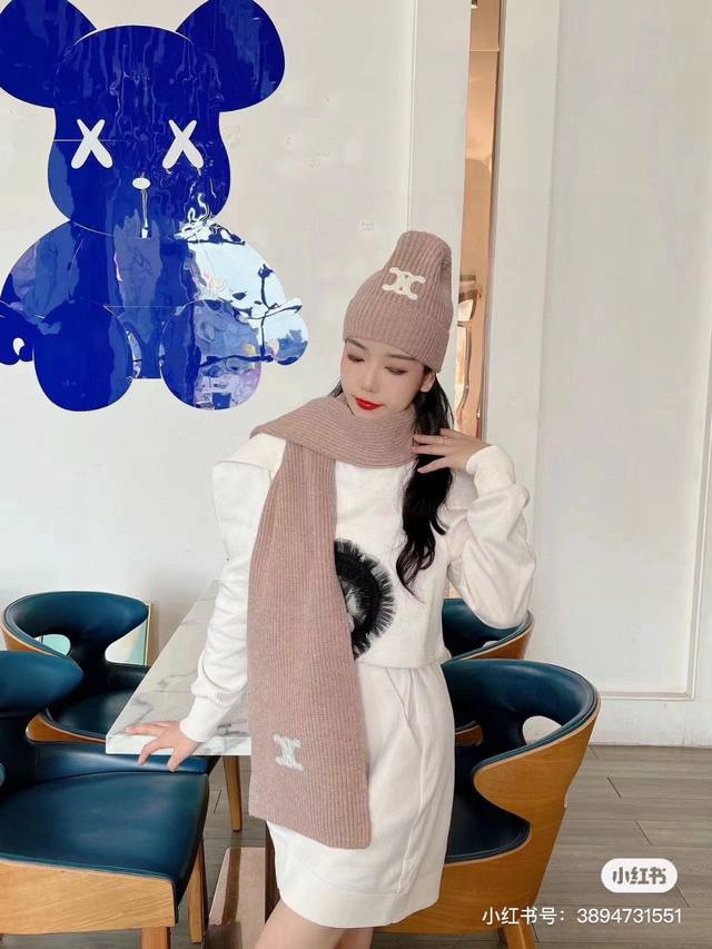 赛琳Celine 小红书爆款，官网新品经典套装帽子！帽子围巾！手感一级棒！暖暖哒超级舒服～这个冬天你就差这么一套装帽子啦～又保暖又时尚！欢迎选择