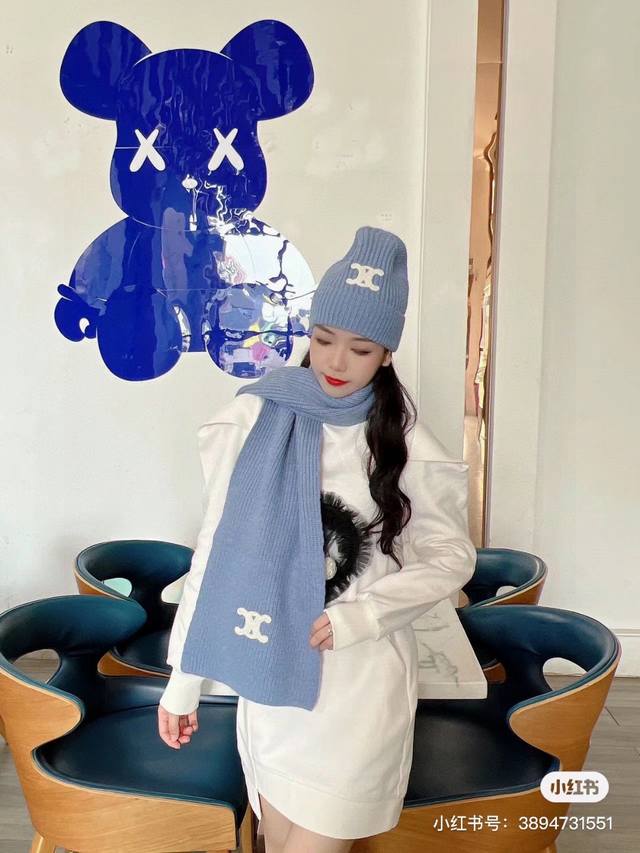 赛琳Celine 小红书爆款，官网新品经典套装帽子！帽子围巾！手感一级棒！暖暖哒超级舒服～这个冬天你就差这么一套装帽子啦～又保暖又时尚！欢迎选择
