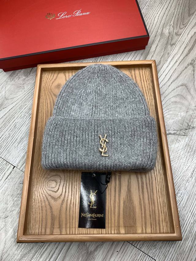 特价 。Ysl。福利！ 细毛线针织单帽 新款上架，特别实惠的一个系列帽子，面料：细毛线。密度紧致！毛线针织面料手感舒适透气性好！款式新颖别致！出街必备单品，减龄