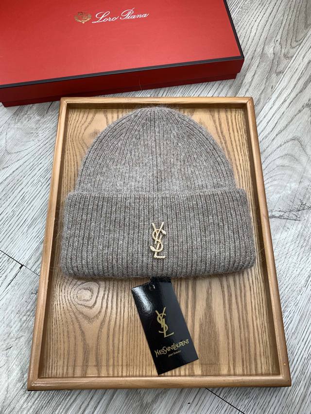 特价 。Ysl。福利！ 细毛线针织单帽 新款上架，特别实惠的一个系列帽子，面料：细毛线。密度紧致！毛线针织面料手感舒适透气性好！款式新颖别致！出街必备单品，减龄