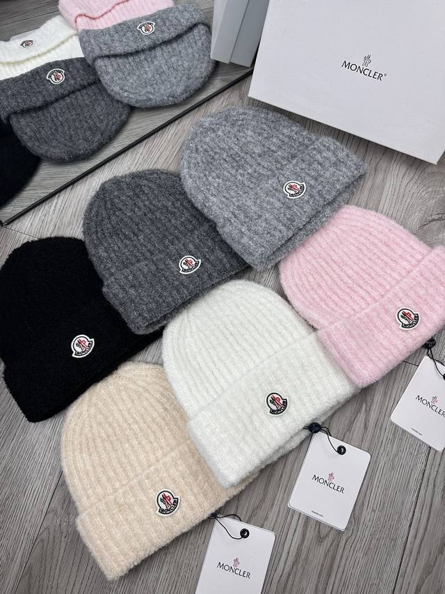 特价 。蒙口。福利！！ 细毛线针织单帽 新款上架，特别实惠的一个系列帽子，面料：细毛线。密度紧致！毛线针织面料手感舒适透气性好！款式新颖别致！出街必备单品，减龄