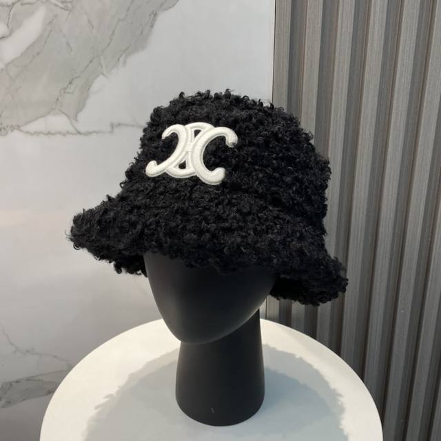 Celine赛琳 秋冬新款羊羔毛渔夫帽！秋冬最新款渔夫帽超显气质的冬天搭配真的绝绝子，质感无敌！