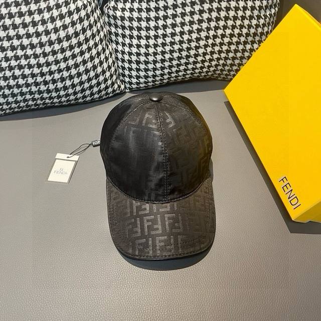 配盒子布袋，Fendi 芬迪 经典原单棒球帽， 双F提花，专柜常年热卖款，口碑极佳，1:1开模订制，原版提花缎面布料+头层牛皮，轻盈透气！质量超赞，基础头围56