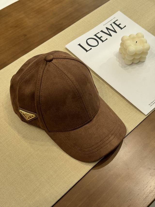 特 Prada 普拉达 新款鹿皮棒球帽 侧边标志性涂珐琅三角形金属徽标，尽显高雅 朋友都抢着戴的Prada棒球棒来啦！ 任何发型都不及一顶优秀帽子所带来的魅力加