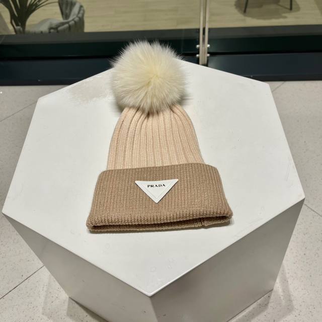 普拉达Prada 秋冬0配狐狸毛球专柜针织毛线帽，超火爆质感一流，出街超好搭配！减龄神器