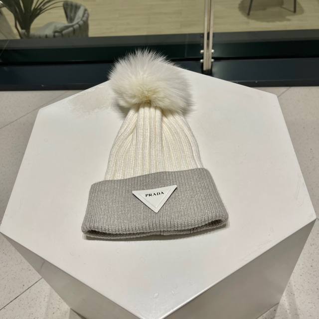 普拉达Prada 秋冬0配狐狸毛球专柜针织毛线帽，超火爆质感一流，出街超好搭配！减龄神器