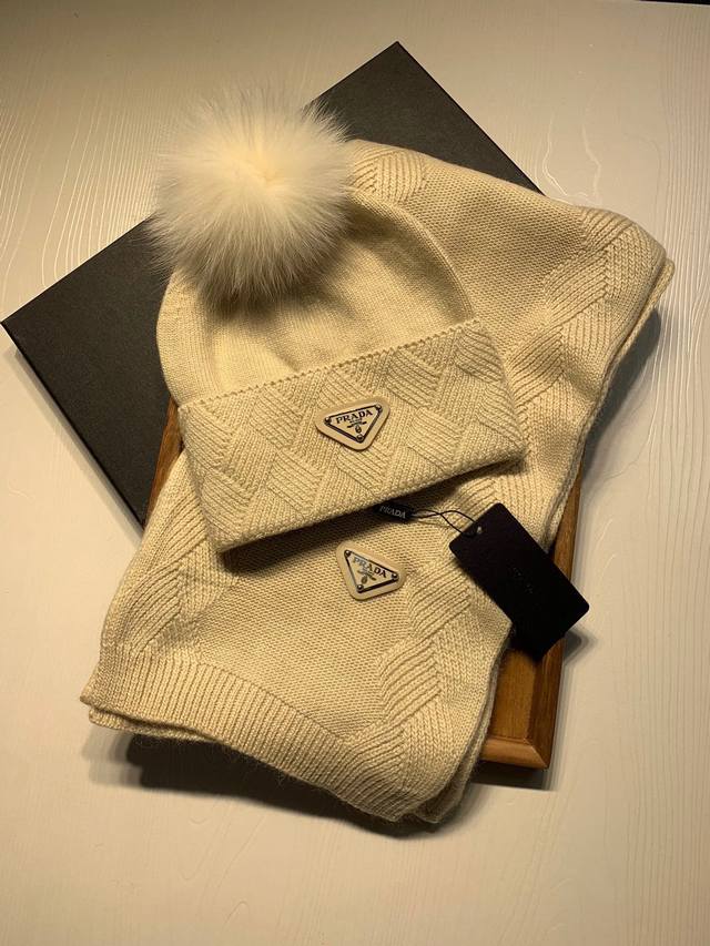 Prada。 本色标 羊毛套装帽子-带狐狸毛球 经典套装帽子！帽子围巾！材料：70%羊毛30%兔毛。暖暖哒超级舒服～冬日小姐姐减龄神器哦～这个冬天你就差这么一套