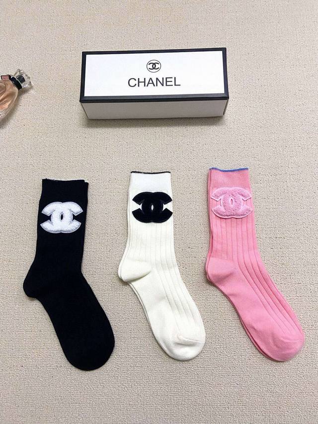 配包装 一盒3双 Chanel 香奈儿 经典字母Logo 双针针织 纯棉中筒袜 Ins爆款！专柜在售Ing 好看到爆炸 ！超高品质！经典不过时！潮人必不能少的专