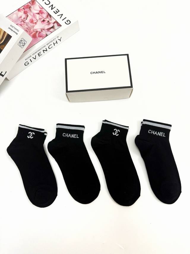 配包装 一盒4双 Chanel 香奈儿 经典字母Logo 纯棉短袜 ，Ins超火爆短袜，纯棉面料，潮人必备 ，经典配色 个性时尚百搭款，你值得拥有哦