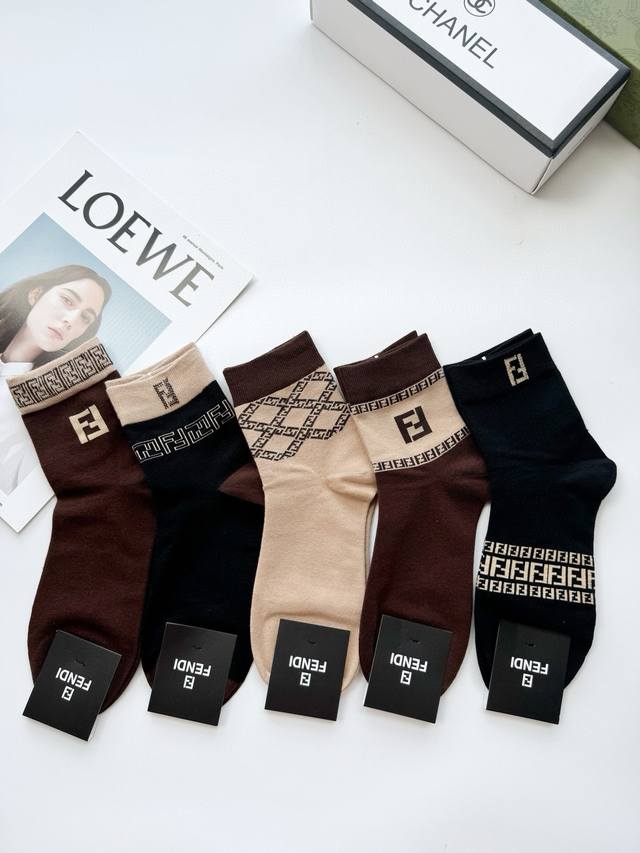 配包装 一盒5 双 Fendi 芬迪 经典字母Logo 纯棉中筒袜 ，男女同款 ，Ins超火爆短袜，纯棉面料，潮人必备 ，经典配色 个性时尚百搭款，你值得拥有哦