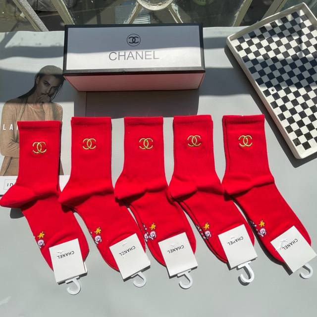配包装 一盒五双 Chanel 香奈儿 红红火火过年袜 官网同款字母刺绣中长款袜子！罗口刺绣品牌简称字母Ins装饰，专柜同步筒袜袜子，大牌出街，潮人必备超好搭