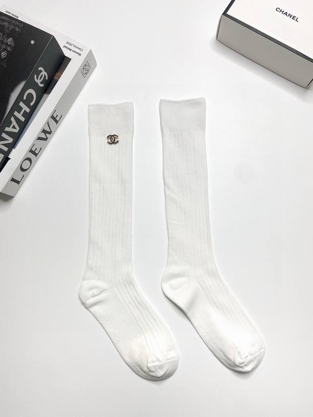 配包装 一盒一双 Chanel 香奈儿 经典字母Logo别针纯棉长筒袜 小腿袜 重工装饰个性时尚，别针可拆卸哦！ Ins爆款！专柜在售Ing 好看到爆炸 ！超高