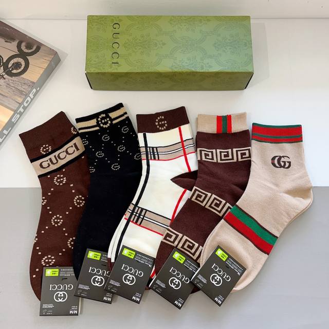 配包装 一盒5双 Gucci 古奇 新款中筒男款袜子，纯棉面料，潮人必备 ，Gucci 爆款，经典双G，个性时尚百搭款，你值得拥有哦