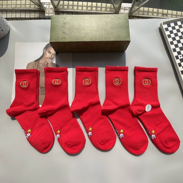 配包装 一盒五双 Gucci 古奇 红红火火过年袜专柜同款字母 男女款刺绣高筒袜子专柜同步上新，超柔软舒适，专柜爆款Gg系列超火爆小单品，大牌出街，潮人必备超好