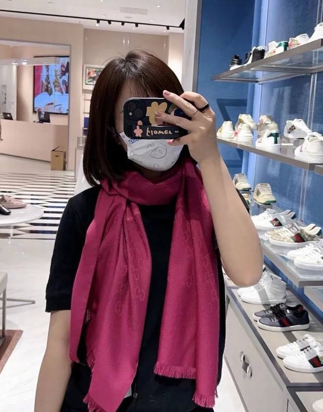 Gucci经典披肩 Gg字母双面长巾 G专柜的常青树款，中性款男女都可用，品质极好经典双G提花图案风靡了全世界时尚人士衣柜里面绝对不能少的一件单品，但是你千万别
