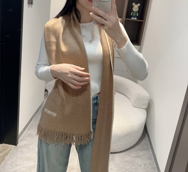百分百羊绒 Hermes 爱马仕 同步专柜，高端羊绒针织围巾！ 可正式，可随意，非常Classical的男款设计。这款织法比较难，又很费纱线，工艺难度非常大！！