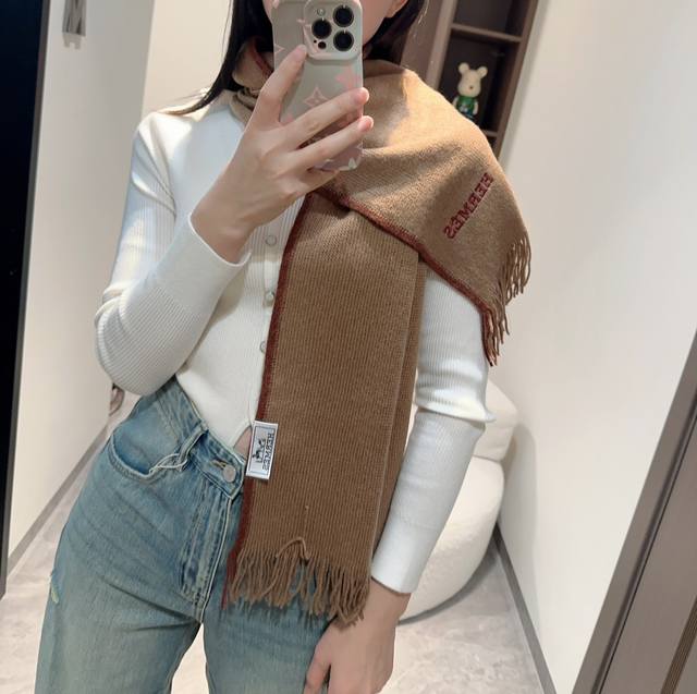 百分百羊绒 Hermes 爱马仕 同步专柜，高端羊绒针织围巾！ 可正式，可随意，非常Classical的男款设计。这款织法比较难，又很费纱线，工艺难度非常大！！