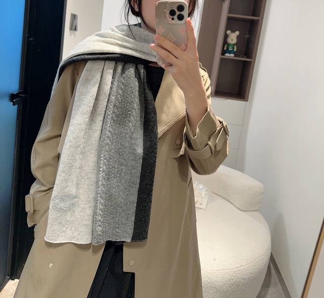上新香奈儿专柜新款围巾 美翻了[流泪]御用殿堂级极品新款专柜在售 羊绒时尚针织毛线 26支水溶羊绒针织围巾爆款千鸟格加绞花，70*195美丽至极 真的 上身极为