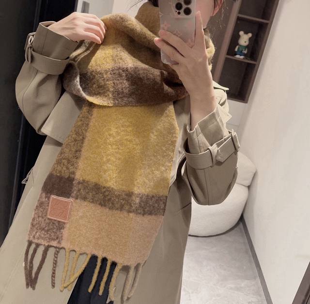 Loewe罗意威新品羊毛马海毛围巾 初秋奶茶女孩老钱风超嗲穿搭，初秋和奶茶色真的好搭大地色温柔又耐看，超高颜值，梦幻配色羊毛+马海毛，两端带有流苏，面料超级舒适